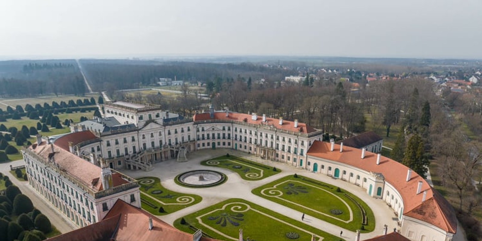 Így nyeri vissza régi pompáját a magyar Versailles – képek – ORIGO