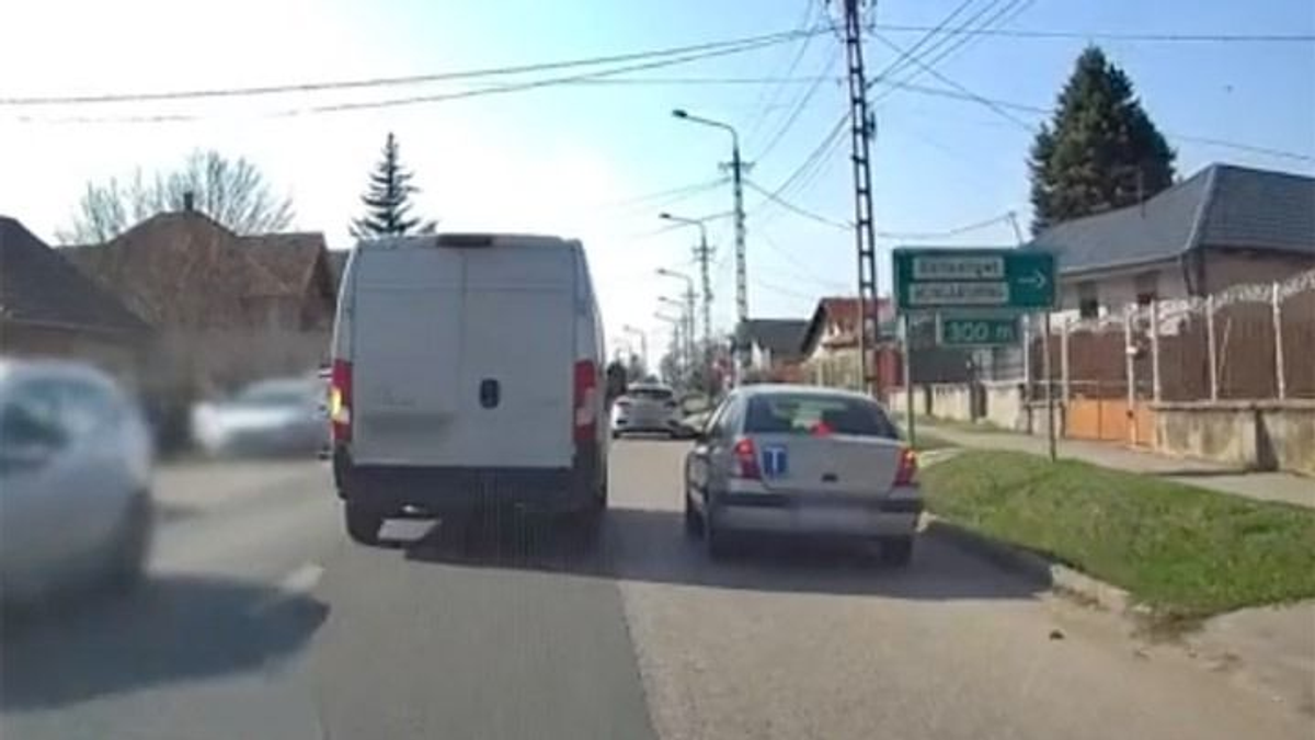 Szinte lelökte az útról a tanulóvezetőt Kerepesen, de a szemből érkező mentőautó sem zavarta - videó