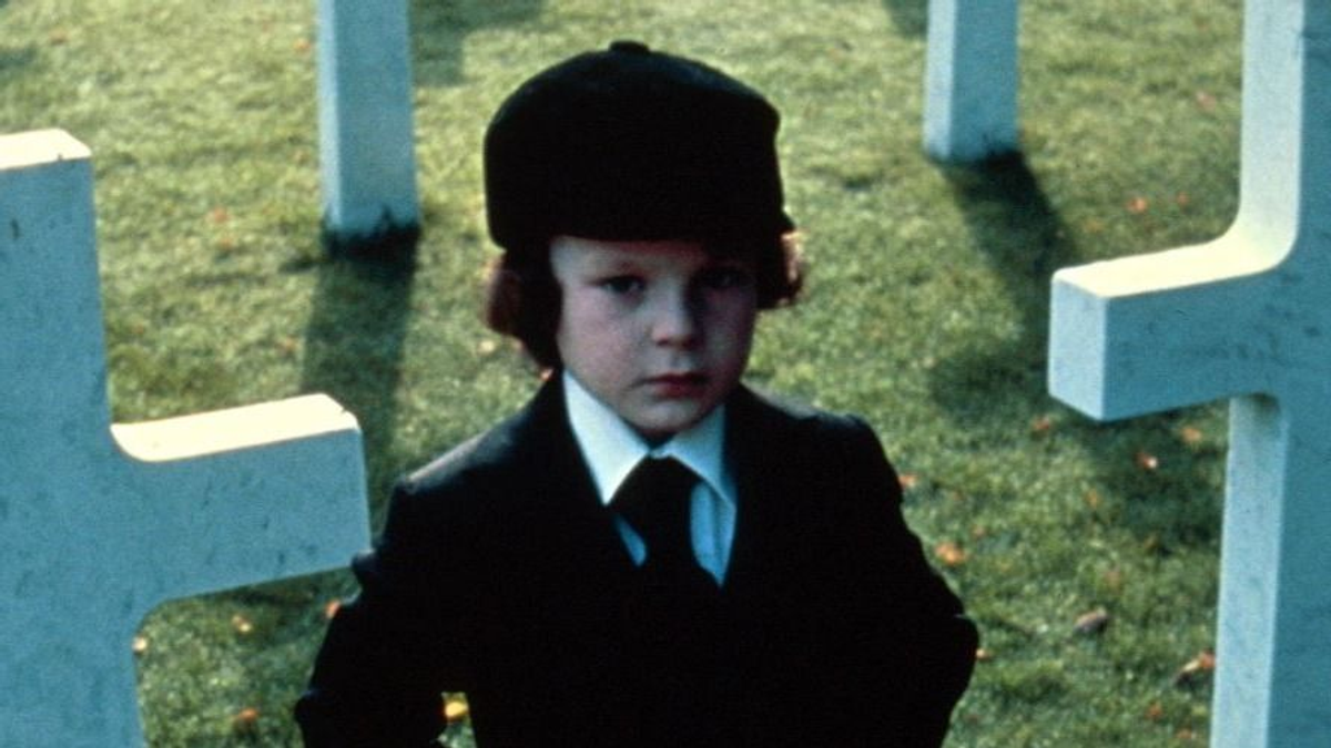 A legendás horrorfilm, az Ómen rémisztő kisgyereke felnőtt, összevert két embert
