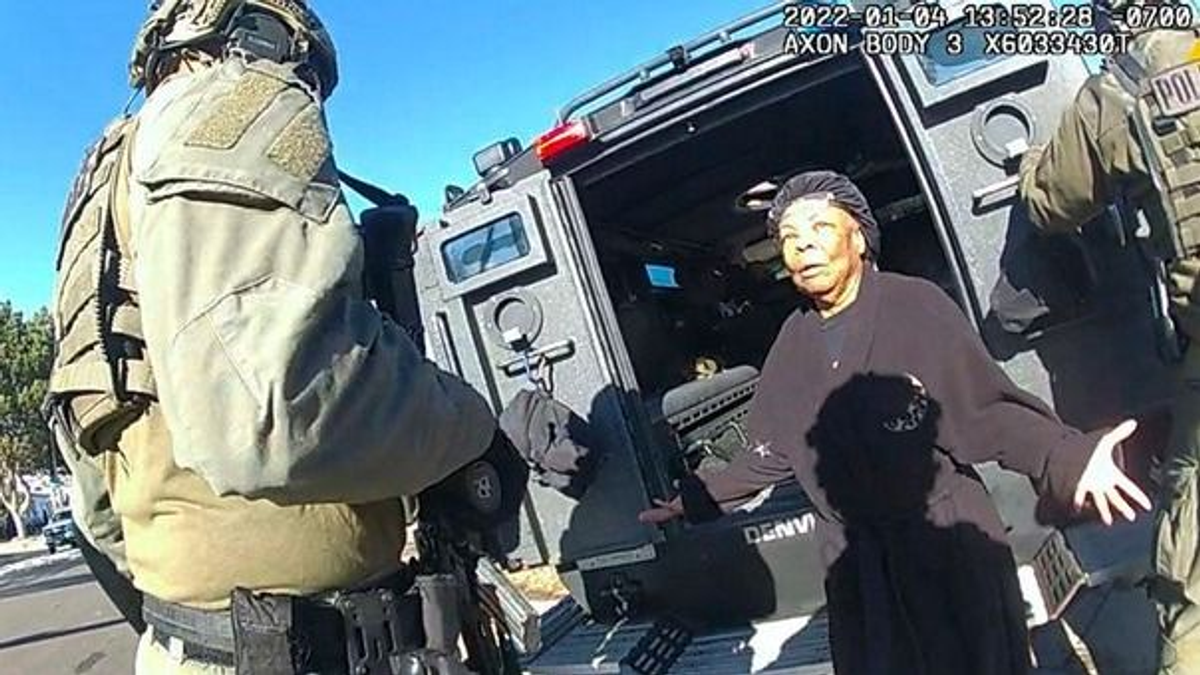 Kommandósok törtek be egy amerikai nagymamához, óriási kártérítést kapott - videó