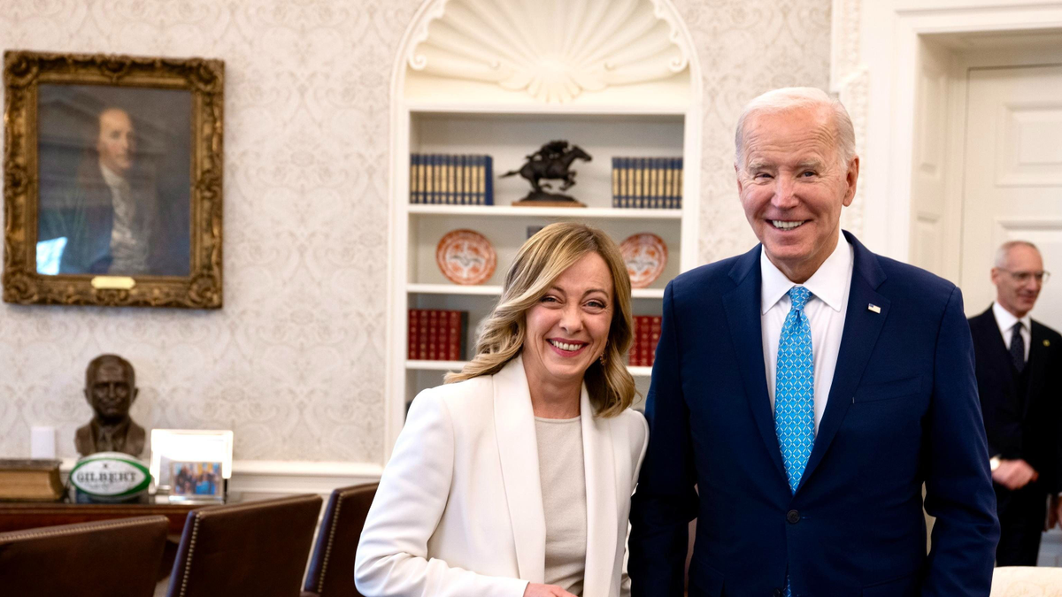 Betegesen szagolgatja az olasz miniszterelnököt Joe Biden - videó