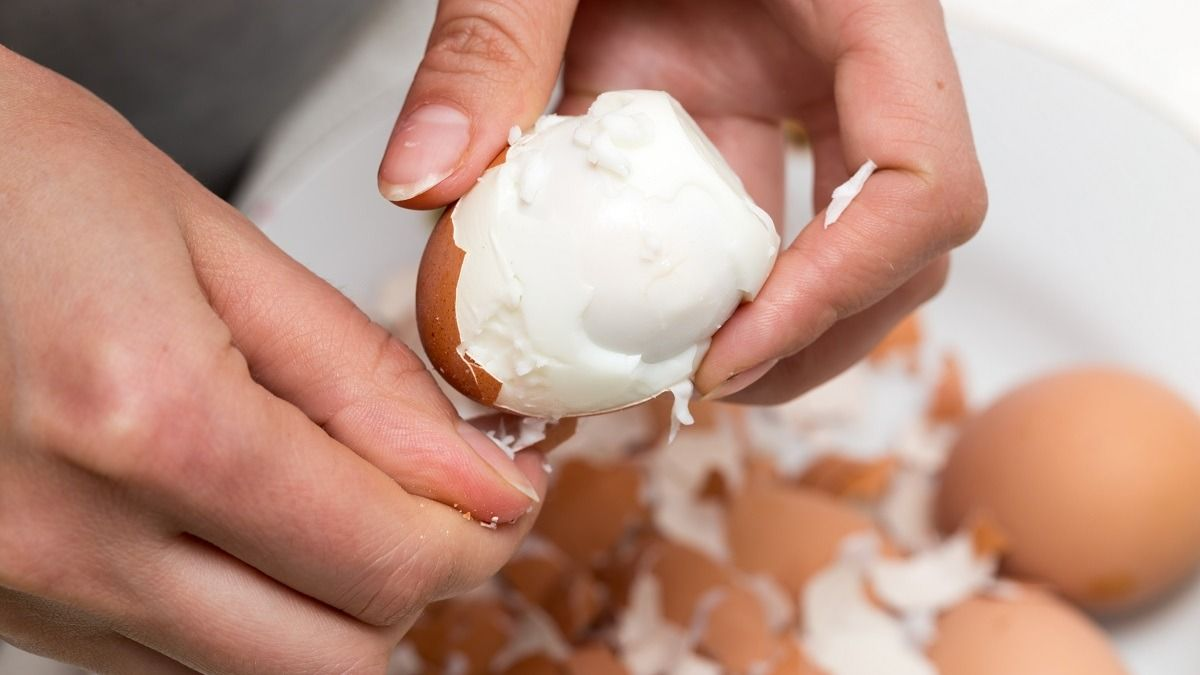 Mutatjuk, hogyan lehet a legegyszerűbben tojást pucolni