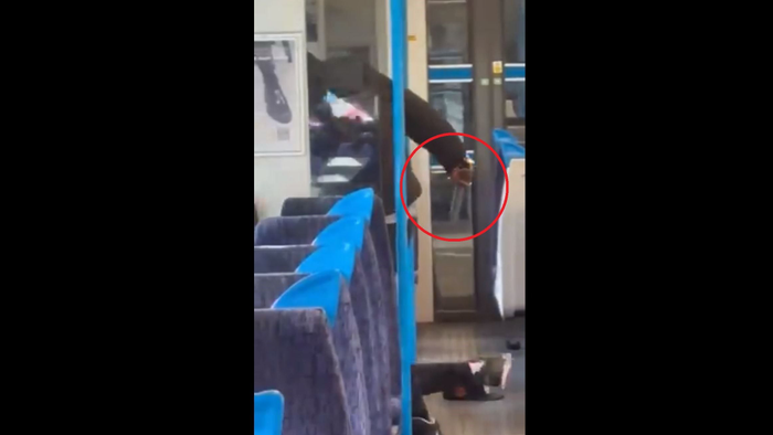 Vonaton késelt meg egy utast egy 19 éves férfi, gyilkossági kísérlettel vádolják - videó