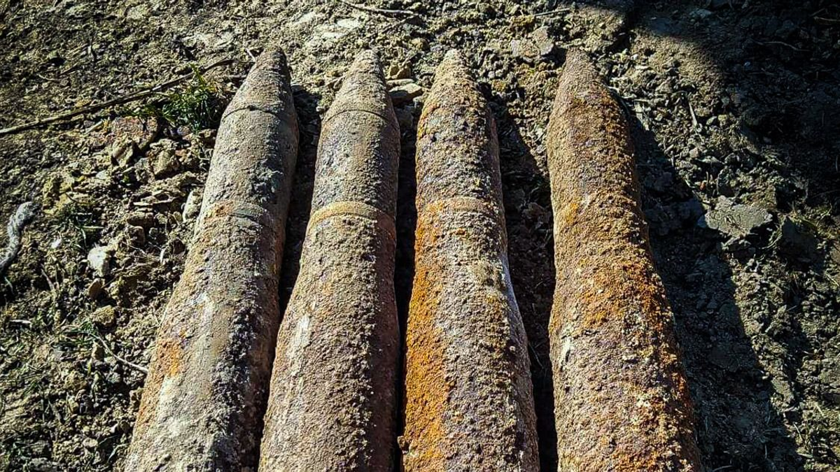 Második világháborús bombákat találtak egy társasház kertjében - fotók
