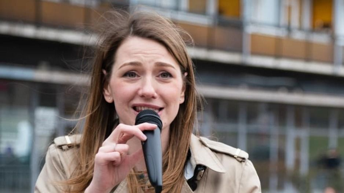 Donáth Anna hányingerrel bohóckodik