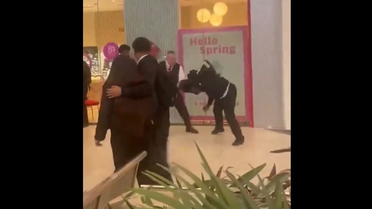Több száz gyerek verekedett össze a biztonsági őrökkel egy angliai bevásárlóközpontban - videó