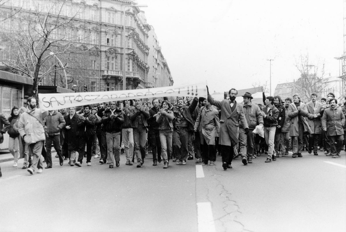 Bajcsy-Zsilinszky út, a március 15-i ünnepség és politikai demonstráció résztvevői, - 1988.