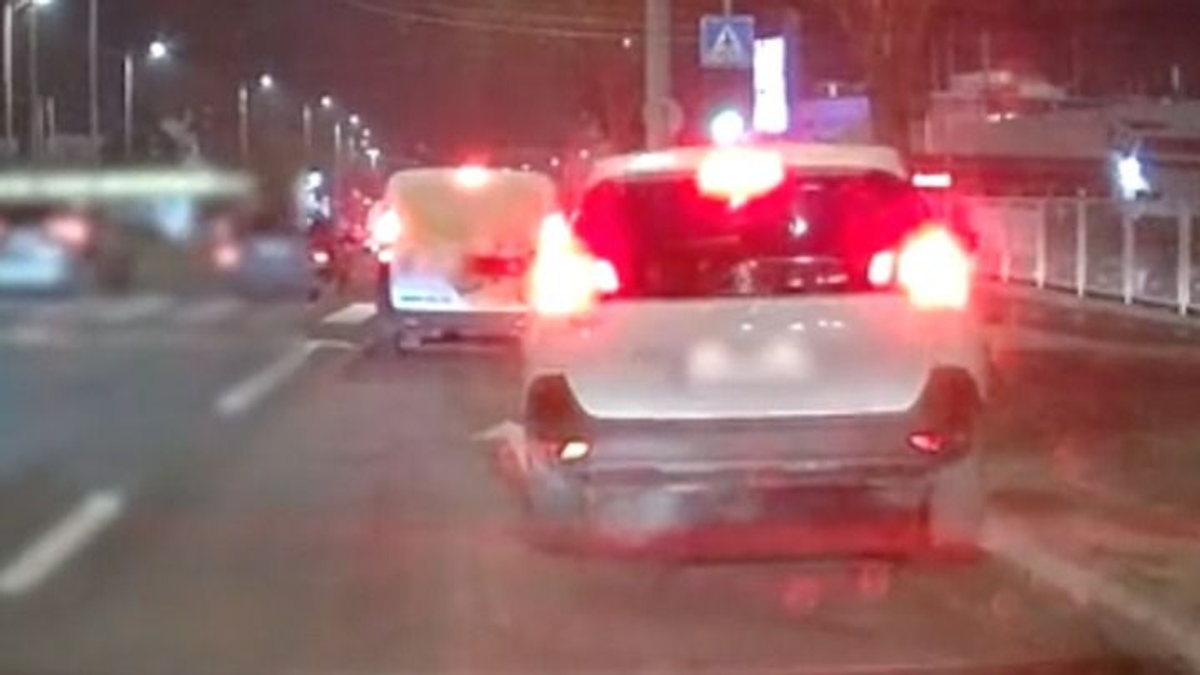 A lámpát nézte a forgalom helyett, egyenesen belehajtott az előtte álló furgonba Budapesten - videó