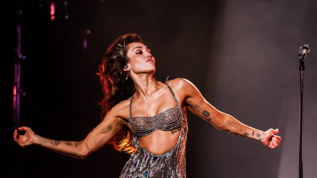 Miley Cyrus szinte meztelenül vette át legújabb díját - videó