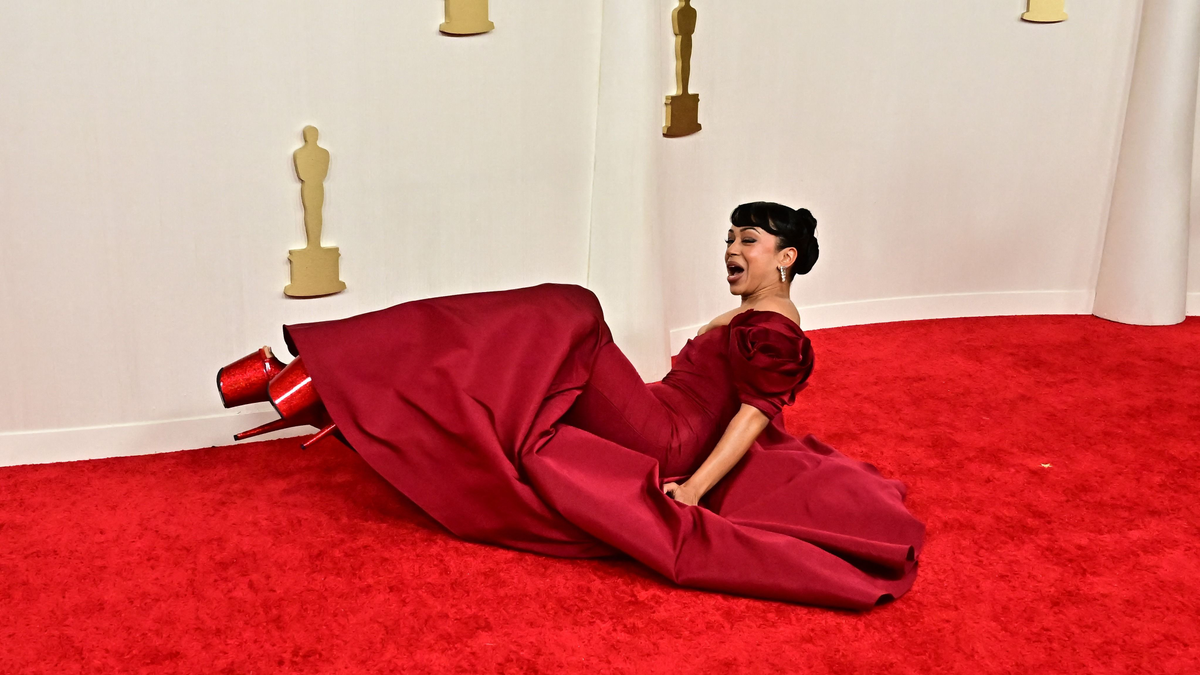 Kirsten Dunst káoszt okozott az Oscar-díj-átadón, Liza Koshy nagyot esett a vörös szőnyegen