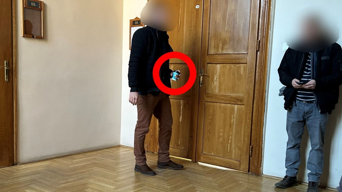 Bíróság elé állítják Portik Tamás fiát, miután kávét öntött az apja ügyében eljáró bíró arcába