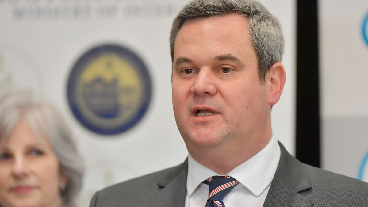Jelentősen emelkedik az egészségügyi szakdolgozók alapbére