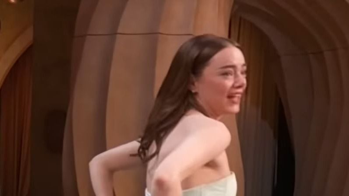 Emma Stone szakadt ruhában vette át a díját az Oscar-gálán - képek, videó