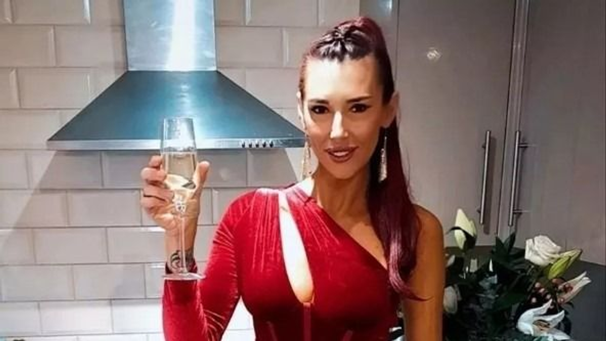 Teljesen felismerhetetlen lett egy bombázó anya arca, miután egy őrült nő megtámadta - képek