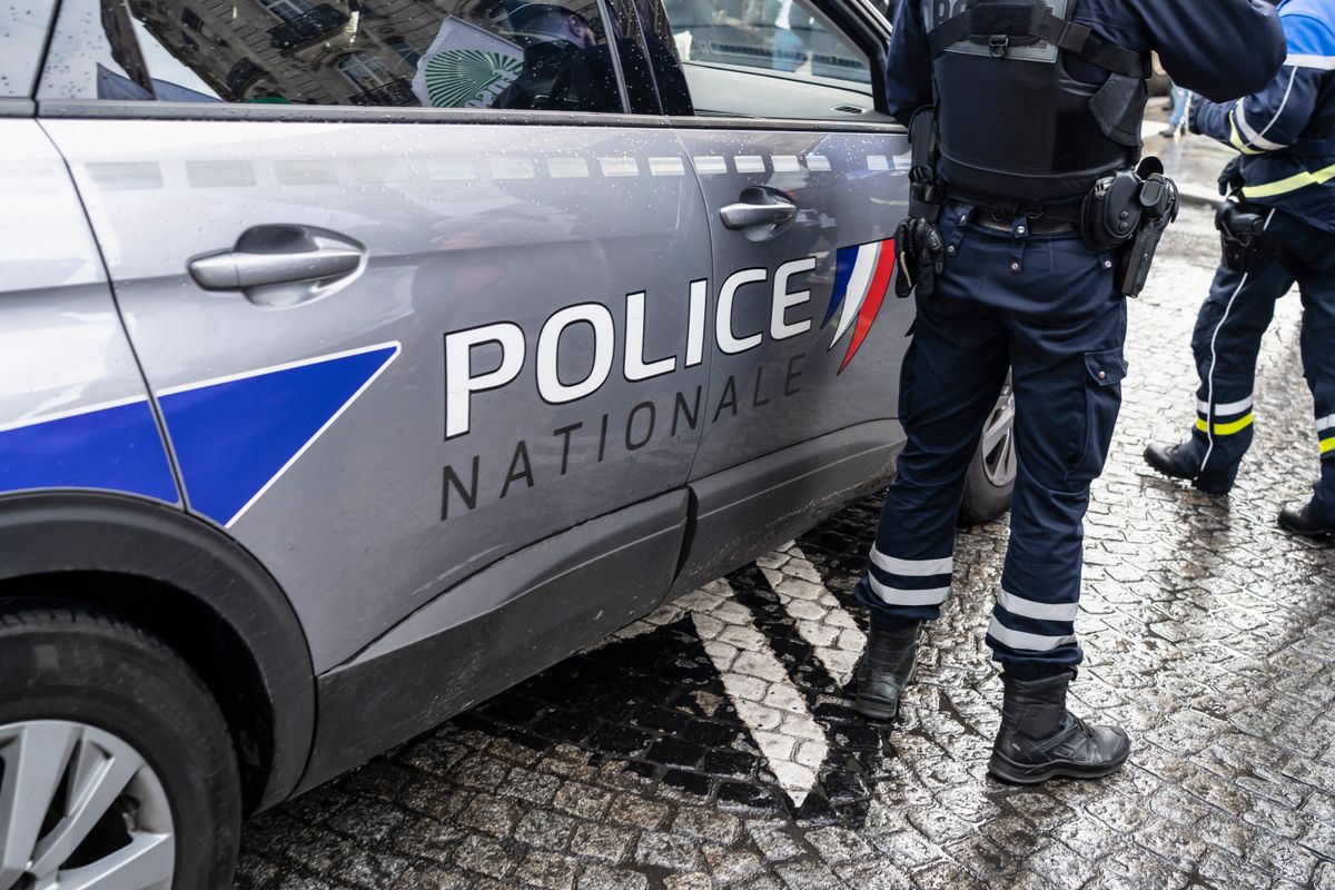 PárizsRendőrség, rendőrautó, rendőr, francia
