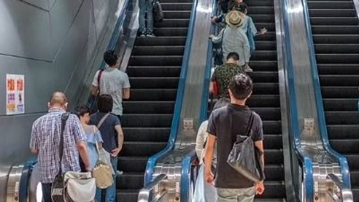 Mozgólépcső rántotta be, meghalt egy 72 éves férfi Japánban