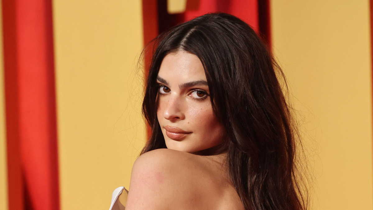 Meztelenül fotózgatta magát Emily Ratajkowski - képek