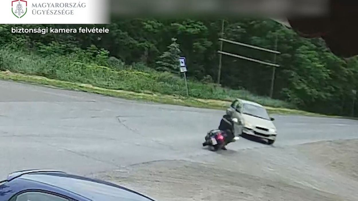 Súlyosan megsérült egy motoros egy szabálytalanul kanyarodó sofőr miatt - videó