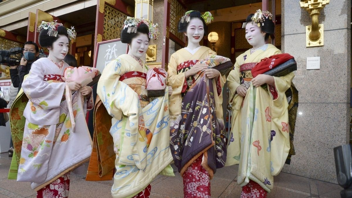 Egyre többet zaklatják a gésákat Kiotóban, kitiltják a turistákat a híres gésanegyedből