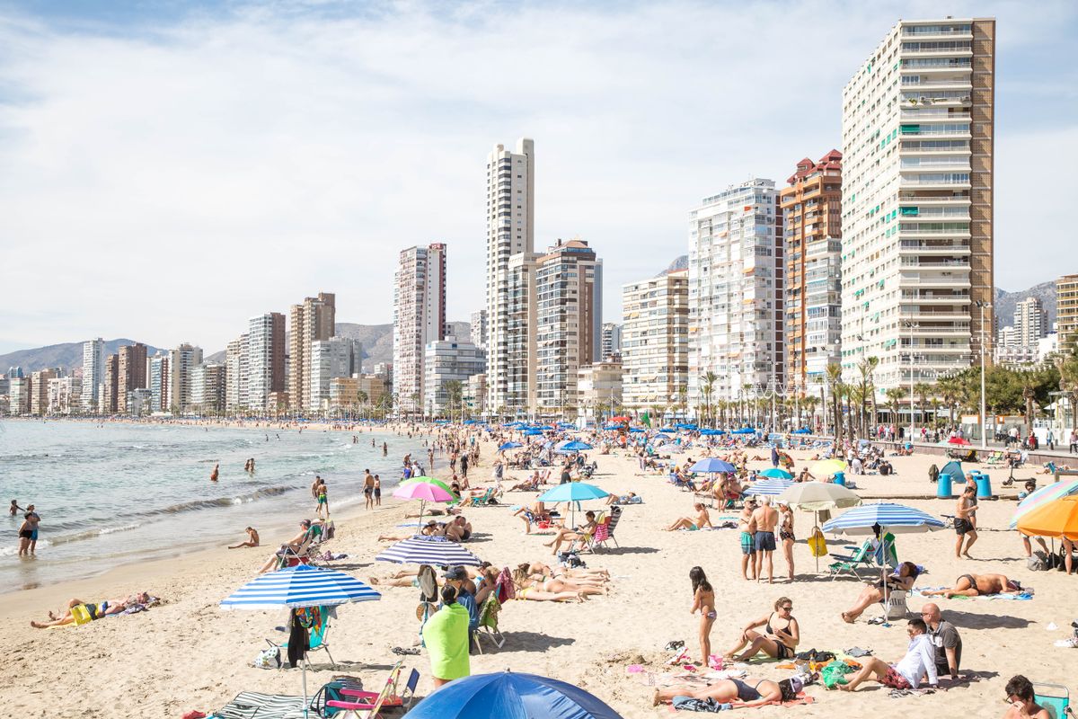 Bathers Visit The Beaches Of Benidorm After The Rise In Temperatures, West Beach Promenade, Tengerpart, Spanyolország
