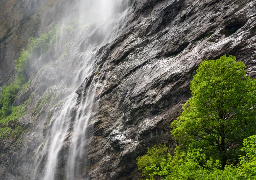 Staubbachfall,Waterfall,In,The,Village,Of,Lauterbrunnen,,Switzerland,On,A