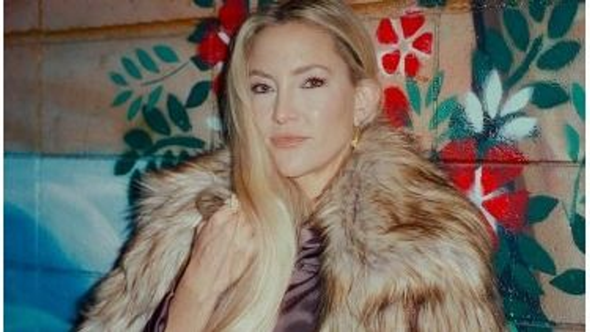 A magyar világmárka, Nanushka ruháját viseli legújabb klippjében Kate Hudson - videó
