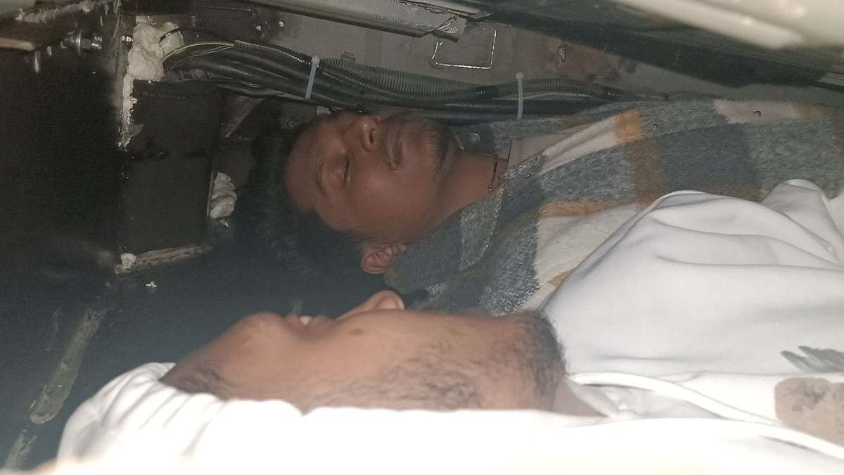 Két bangladesi migránst találtak egy autó alvázában elbújva az M1-esen
