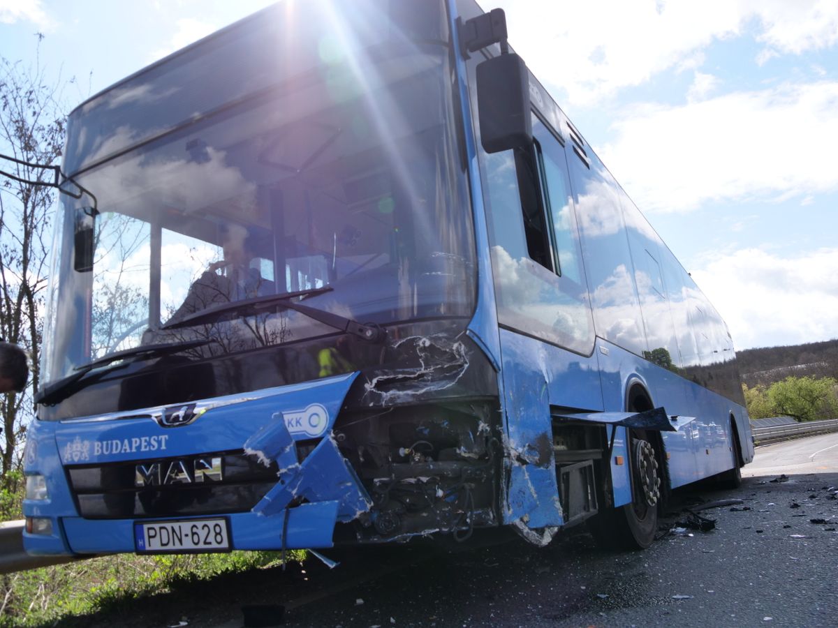 Sérült autóbusz Budapest XI. kerületében a Balatoni úton, ahol a busz egy személyautóval ütközött össze 2024. március 25-én. A balesetben egy ember meghalt. MTI/Mihádák Zoltán