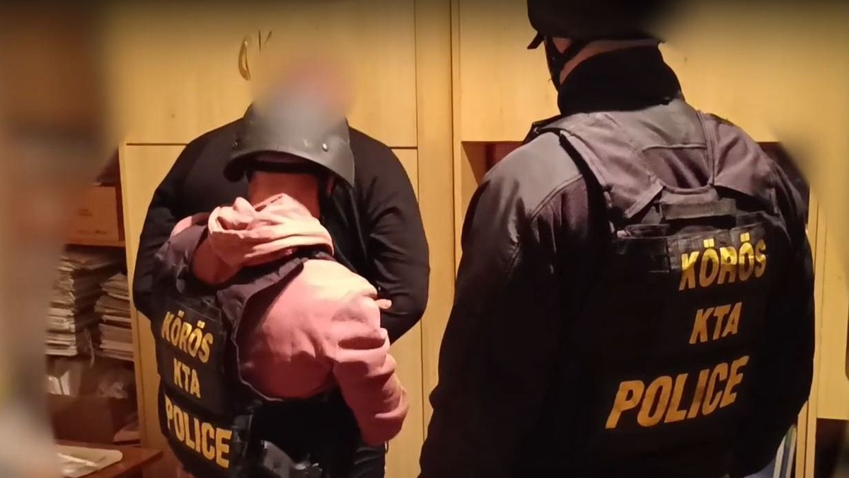 Kocsijából szórta ki a drogot a menekülő drogdíler – videó
