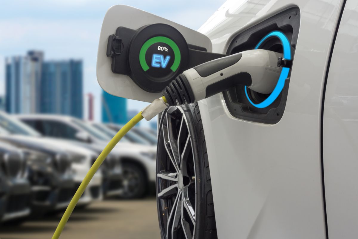 Power,Supply,Loading,Energy,An,Electric,Car,Charging,Lithium,Battery, Izgalmas felmérési eredményeket ismertetett a hazai elektromobilitásról az MVM Mobiliti (illusztráció)