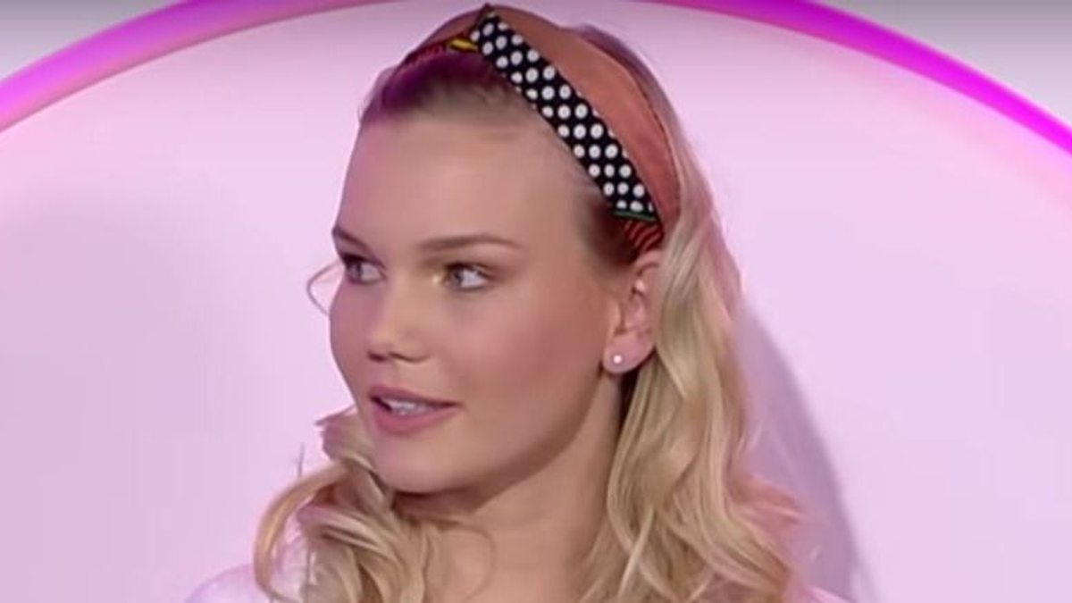 Bikiniben, borozgatva síelt a magyar színésznő - kép, videó