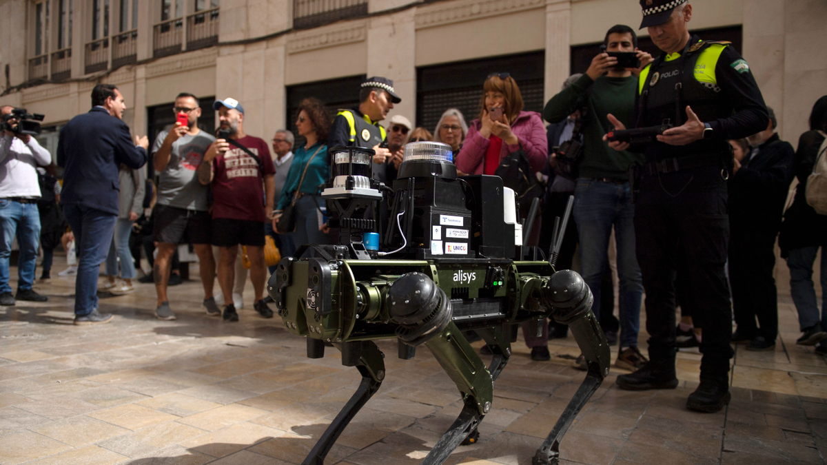 Ez nem egy film, valóban rendőrségi robotkutyákat vetnek be a bűnözők ellen - fotó