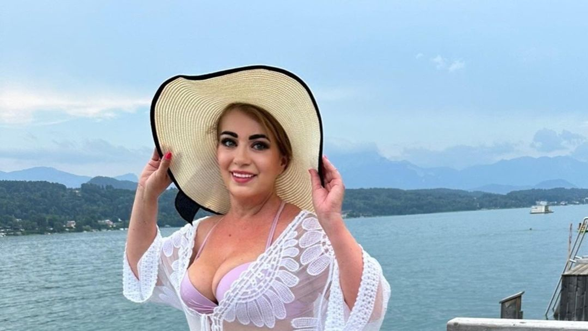 Egy szál bikinifelsőben mutogatja hatalmas melleit Kiszel Tünde - képek
