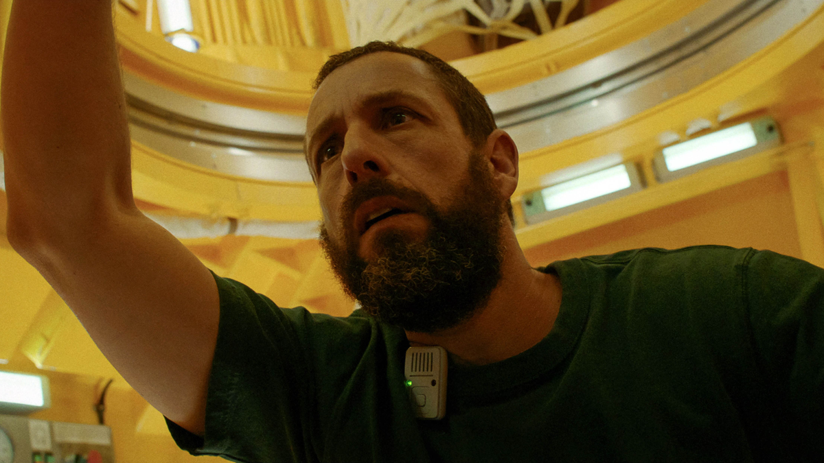 Adam Sandler egy ufóval beszélget az űrben - fotók