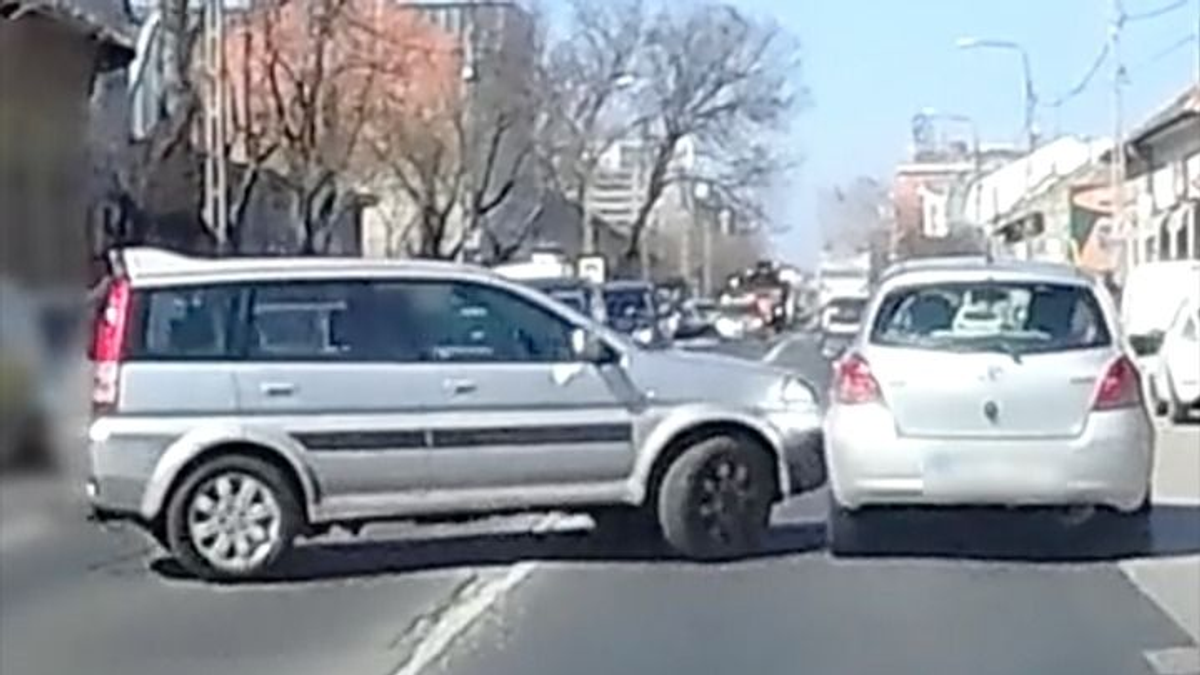 Záróvonalon próbált megfordulni Budapesten, ritka ostoba balesetet okozott vele - videó