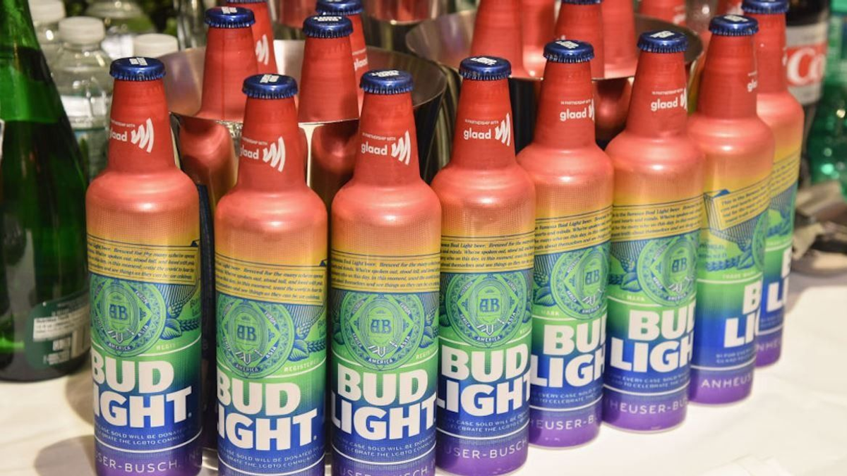 A Bud Light több mint egymilliárd dollárt bukott, mert transzneművel reklámozta a sörét