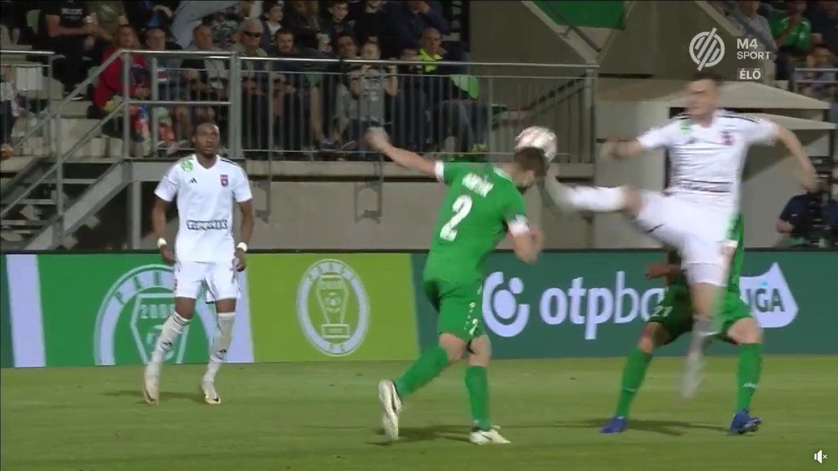 Brutálisan fejbe rúgta ellenfelét a fehérvári focista - videó