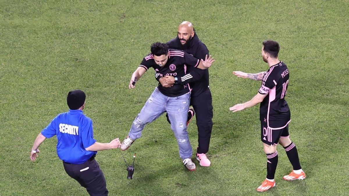 Messi brutális testőre méterekről rontott rá a pályára berohanó szurkolóra - videó