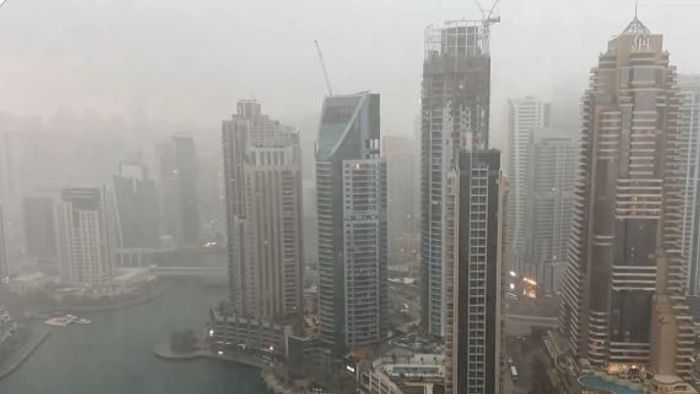 Özönvíz csapott le Dubajra: százmilliós autókat, repülőgépeket, luxusüzleteket mosott el a víz - drámai videók