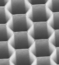 A nanomemrán szerkezete a méhkaptárra emlékeztet
