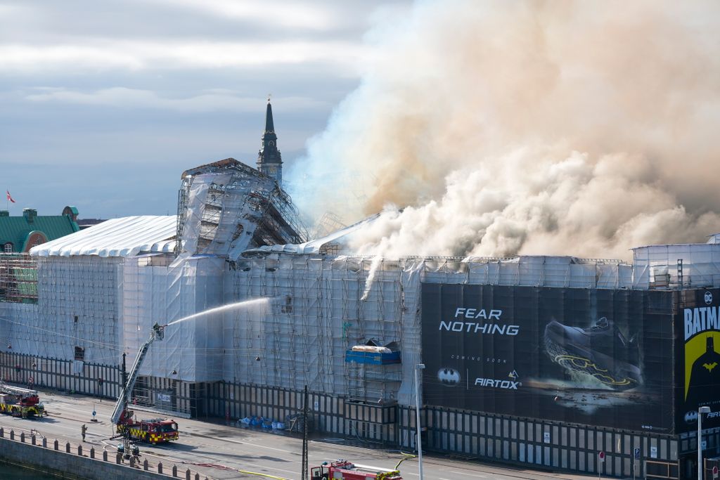 Tűz ütött ki Koppenhága egyik legrégebbi épületében, Koppenhágatűz, 2024.04.16.
