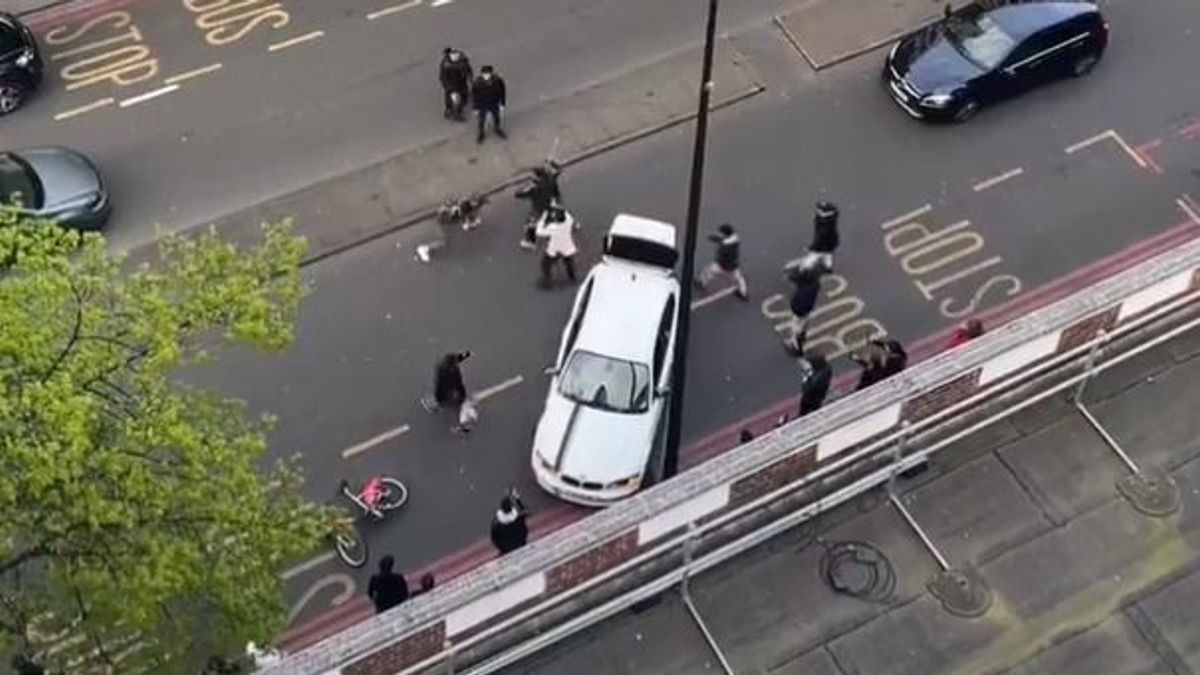 Machetével verekedett egy férfi London egy forgalmas utcájában – videó