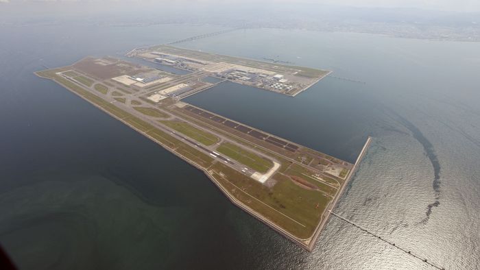 Folyamatosan süllyed a világ egyik legfurcsább repülőtere