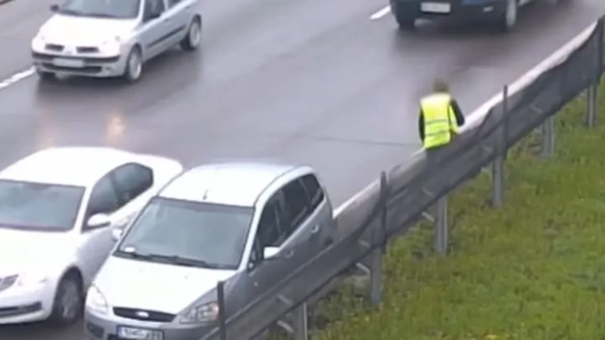 Az M0-s belső sávjában robbant le egy autó, többen is kicentizték a peches sofőrt - videó