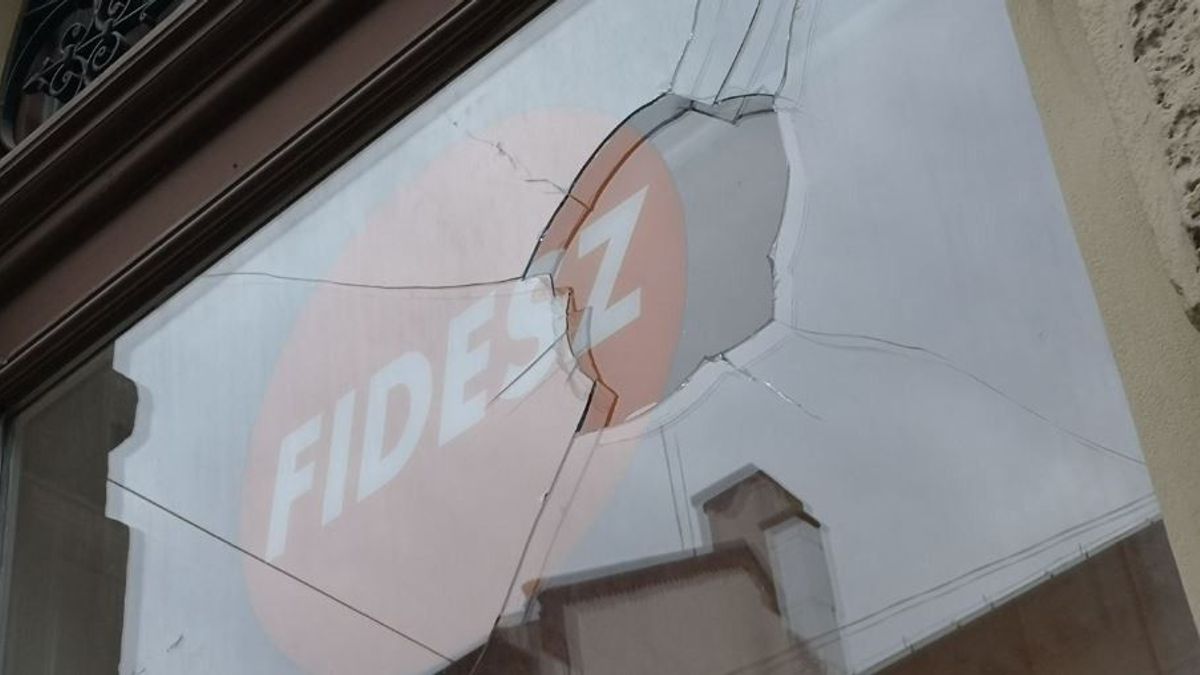 Elfogták a szegedi Fidesz-iroda ablakát kővel bedobó vandált