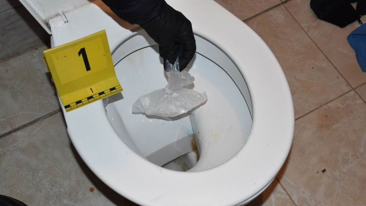 Letartóztattak egy nőt, aki a fiával együtt árulta a drogot - fotó