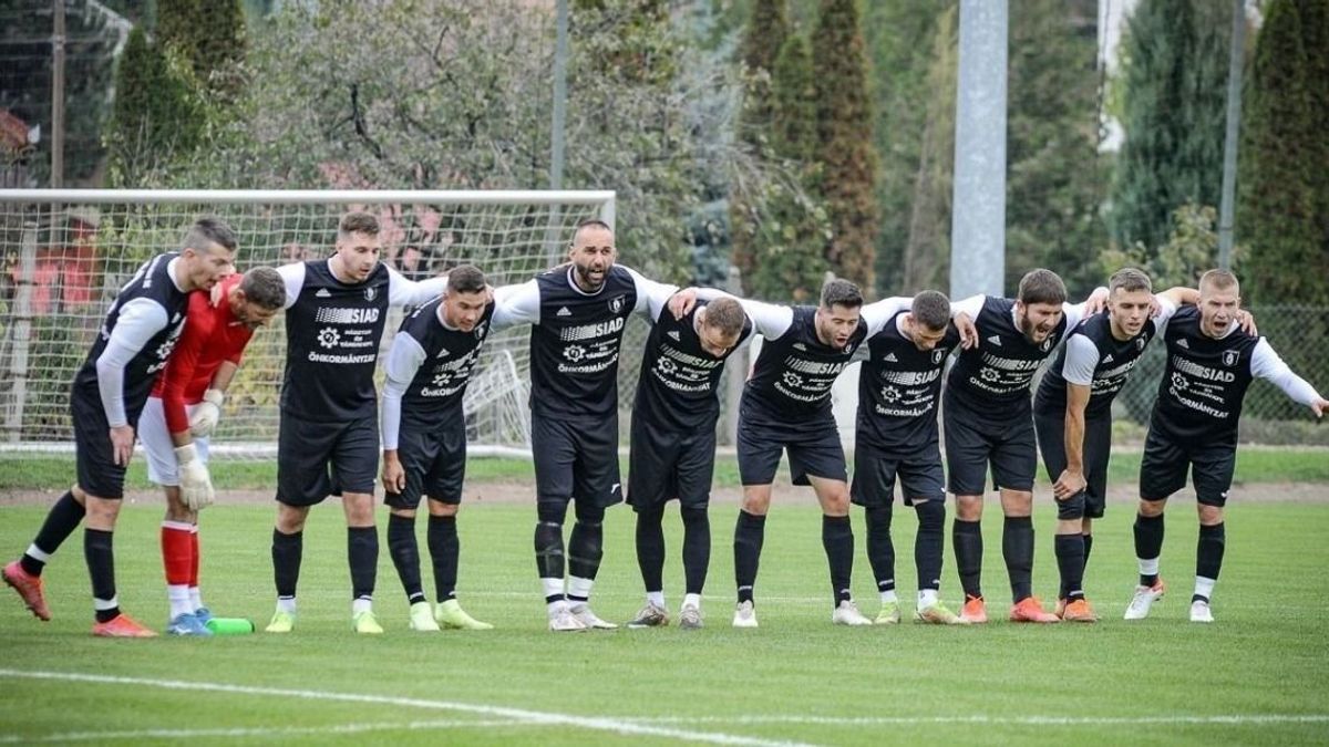Ököllel tarkón ütötte a játékost a pályára rohanó szurkoló a magyar focimeccsen