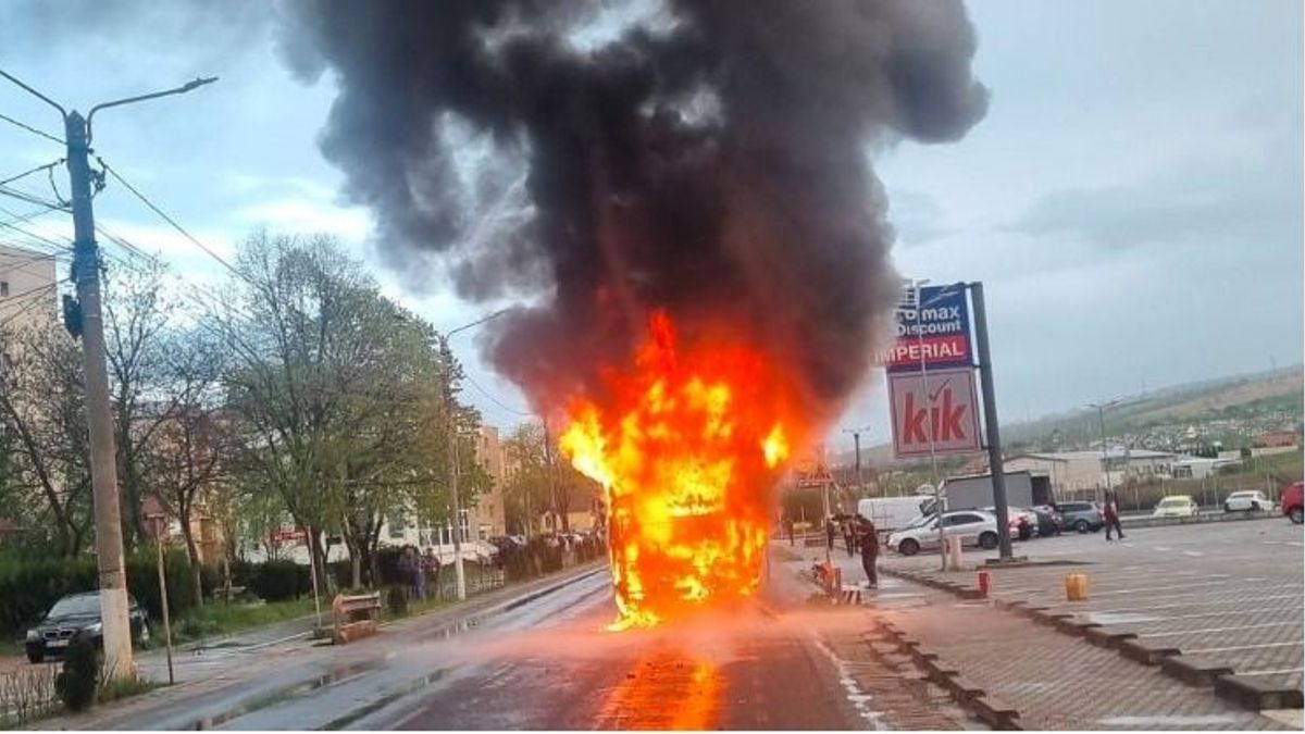Kigyulladt egy diákokat szállító busz Romániában - videó