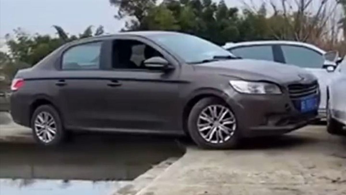 Összevissza álltak az autók, de ő bekanyarodott ott, ahol más szívrohamot kapott volna - videó