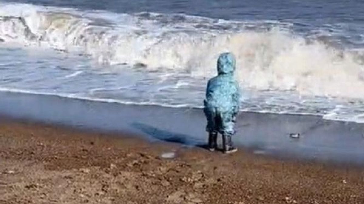 Megtörtént minden szülő rémálma: elkapta egy hullám a gyereket - videó